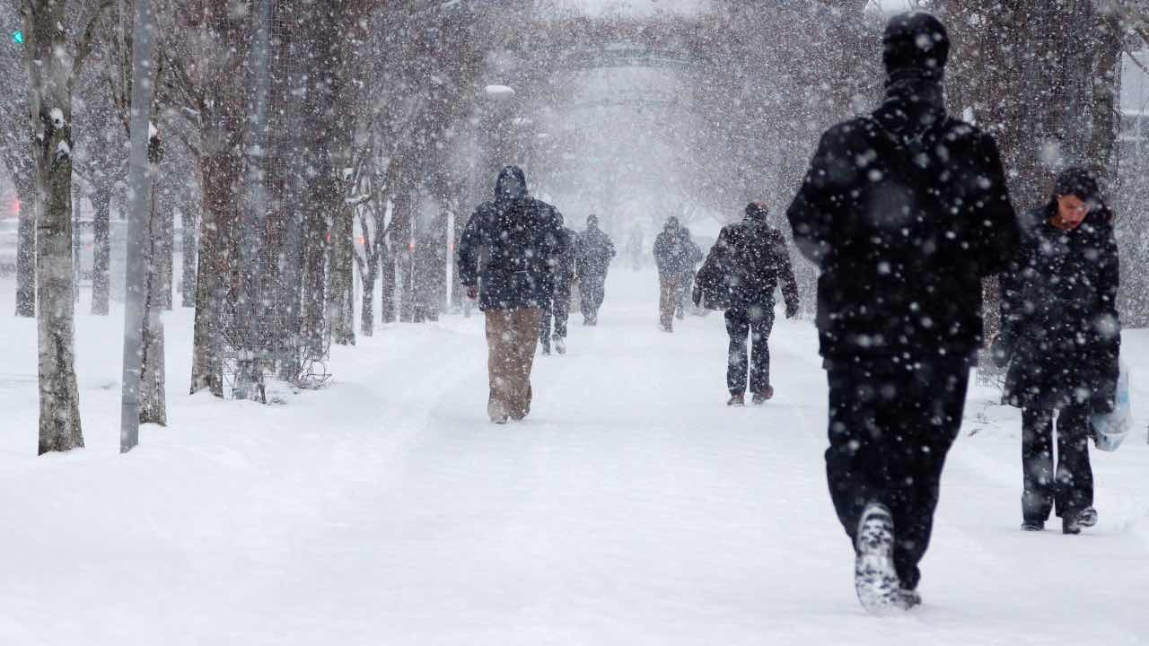 Gente per strada sotto la neve