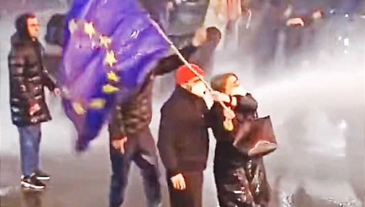 Manifestante simbolo delle proteste in Georgia 