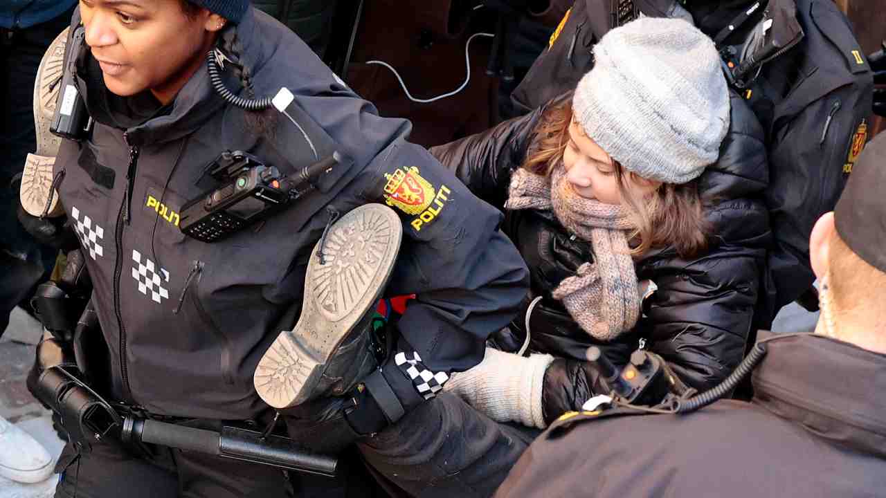 Greta Thunberg portata via dalla polizia norvegese