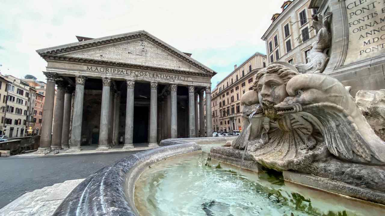 Il Pantheon e la fontana in piazza del Pantheon