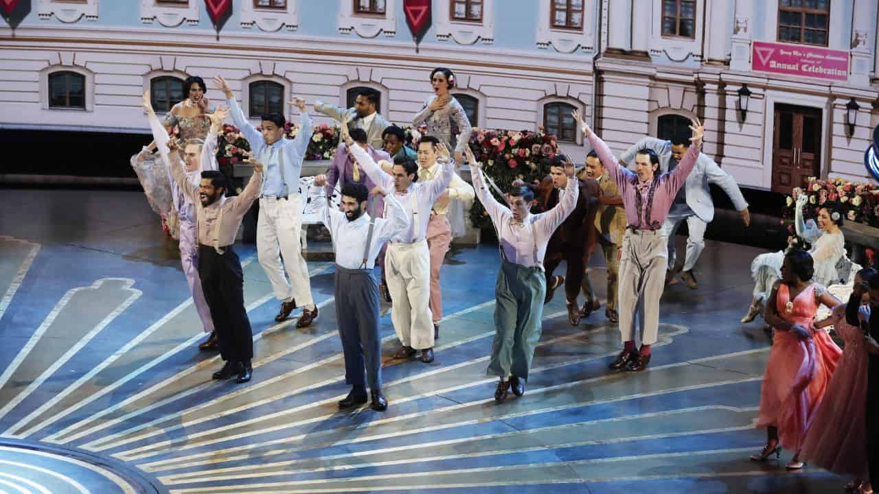 Il cast di RRR durante l'esibizione sul palco del Dolby Theatre