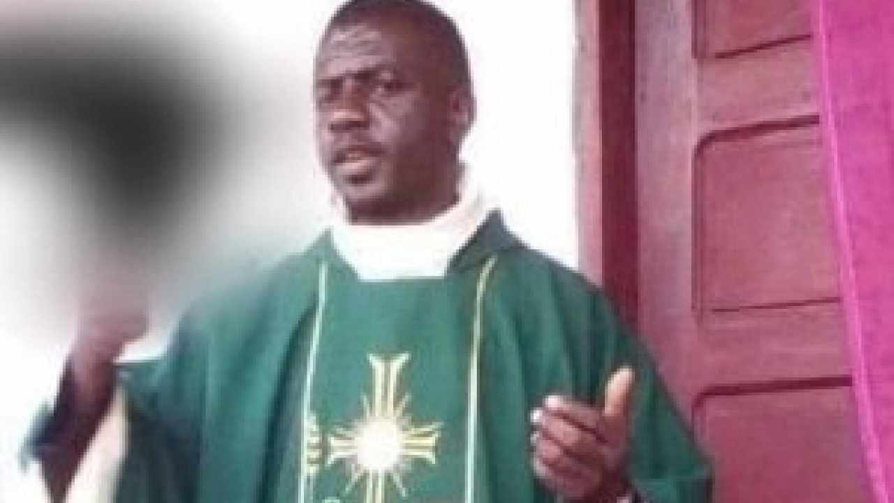 Il sacerdote cattolico Olivier Ntsa Ebode