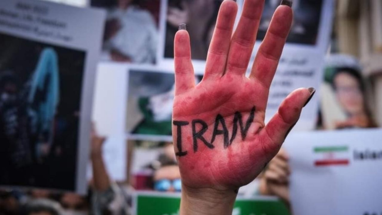 Iran mano in segno di protesta