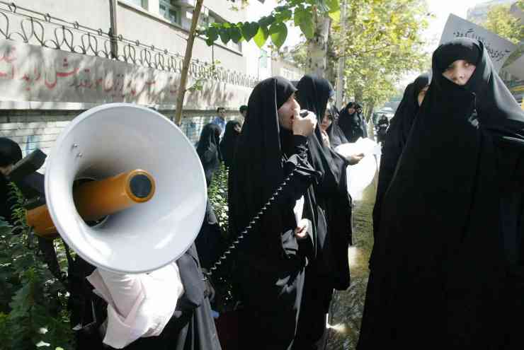 Iran protesta donne per il velo