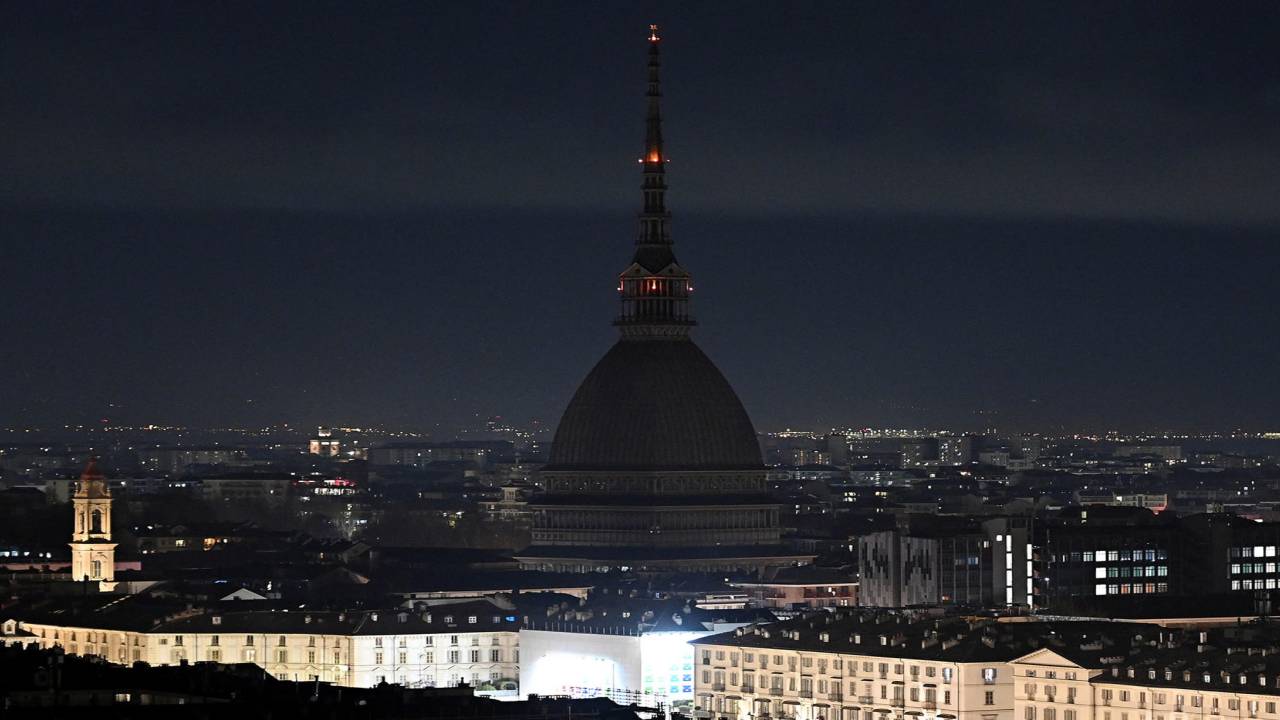 La Mole Antonelliana e il ponte Gran Madre spenti in occasione della mobilitazione globale "Earth Hour 2022"