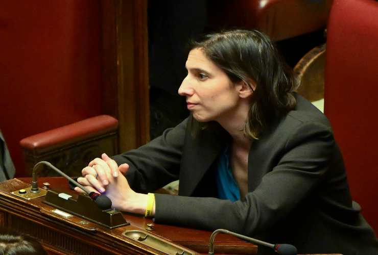 La segretaria del Pd, Elly Schlein, ascolta il ministro dell'Interno, Matteo Piantedosi