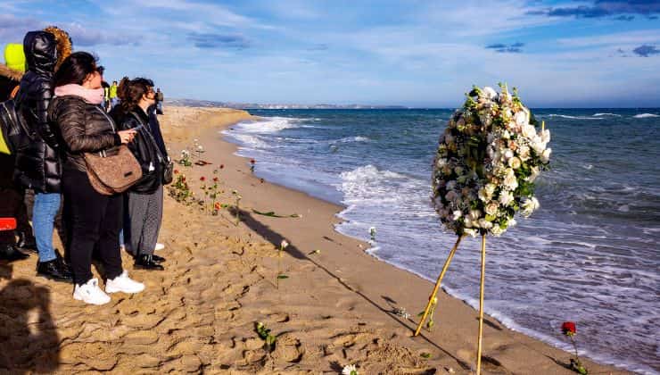 La spiaggia di Cutro, dov'è naufragato il barcone di migranti