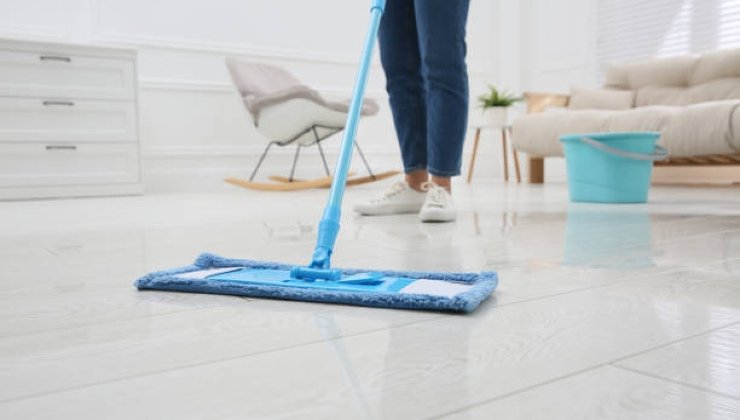 Lavare il pavimento di casa