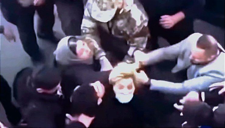 Madre iraniana aggredita a scuola 