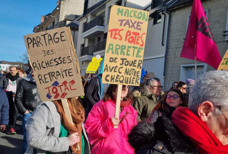 Manifestanti contro la riforma delle pensioni