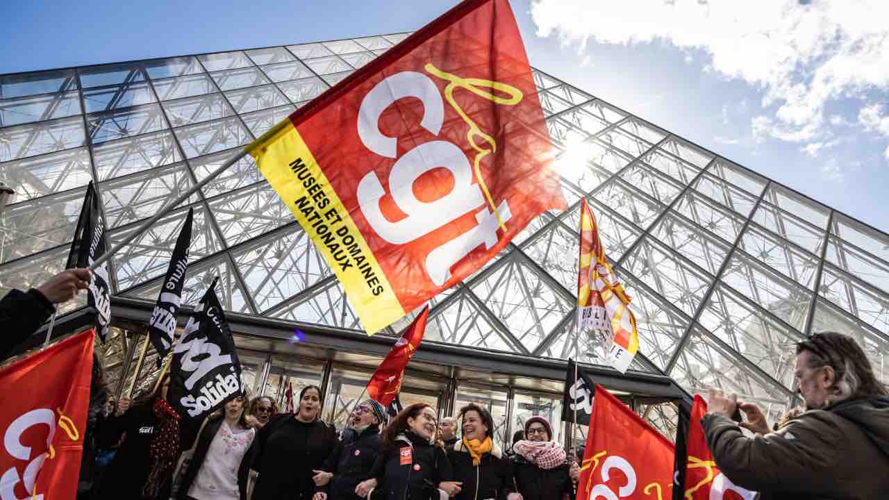 Manifestanti davanti il Louvre