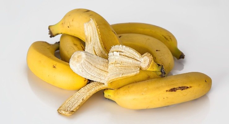 Poner semillas de limón en un plátano