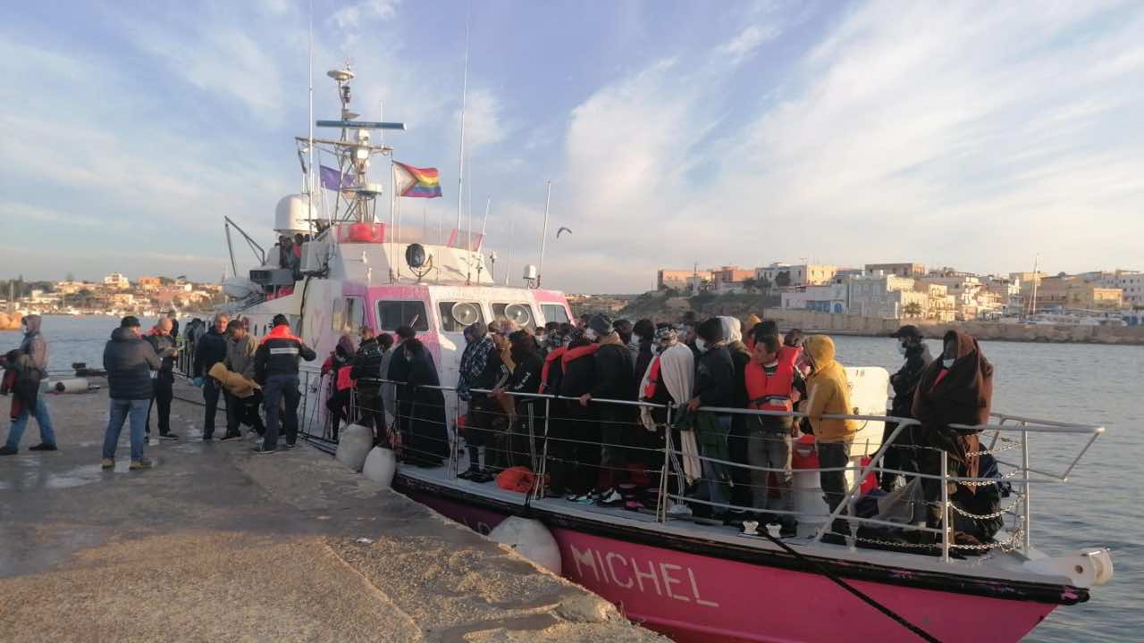 Migranti sulla nave Louise Michel, Lampedusa