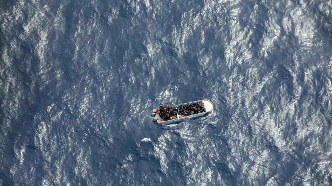 Migranti: Sea Watch, barcone in difficoltà, onde spaventose