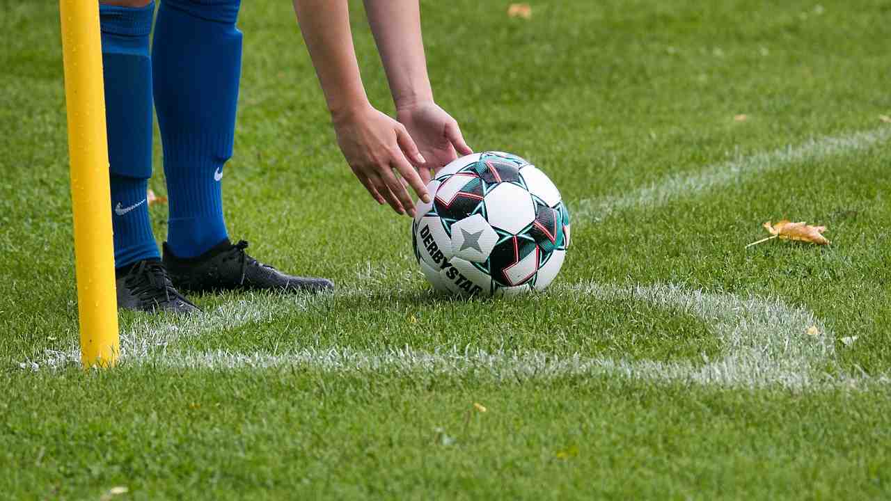 Pallone su un campo di calcio