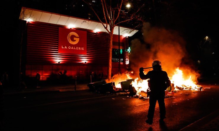 Parigi, manifestanti incendiano cassonetti