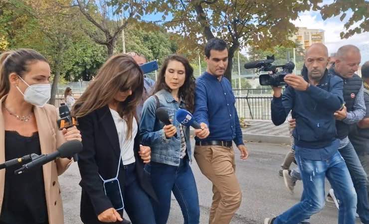 Parvin Tadjk, madre di Ciro, lascia il Tribunale di Tempio Pausania