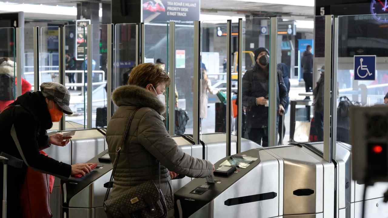 Passeggeri ai tornelli metro Roma