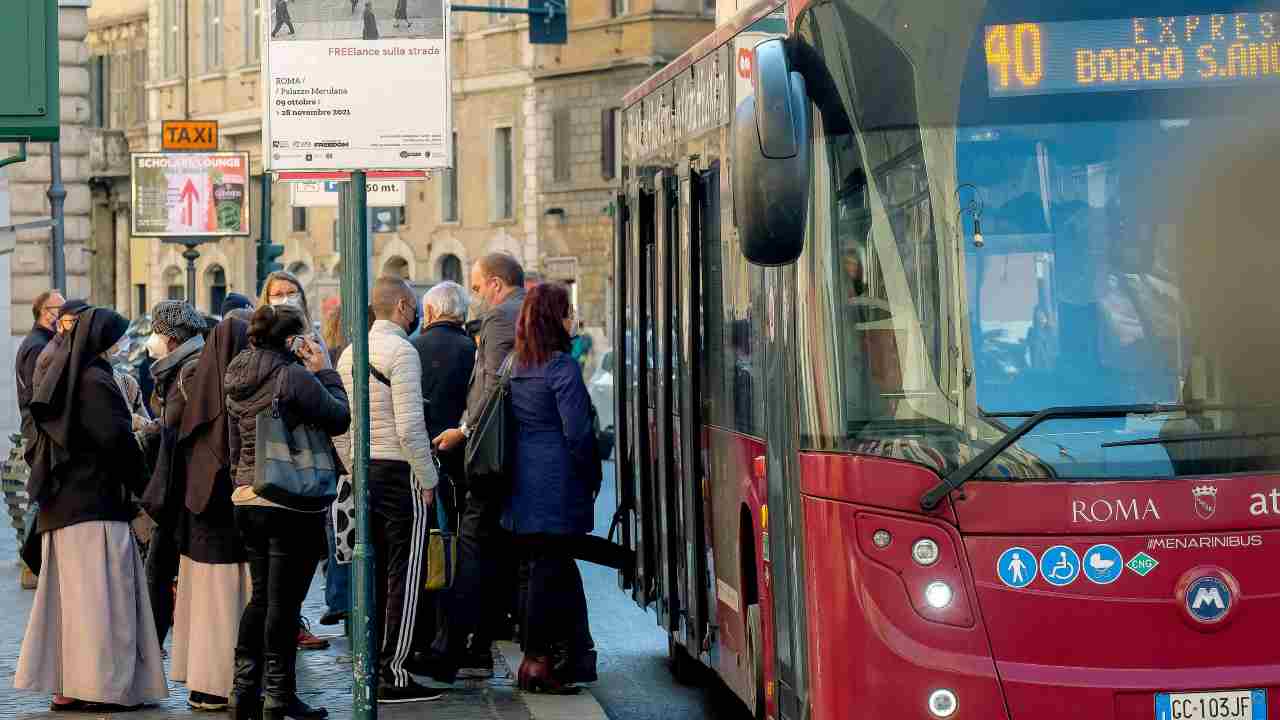 persone che salgono su mezzo Atac