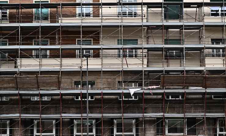 Ponteggi su palazzi per la ristrutturazione delle facciate