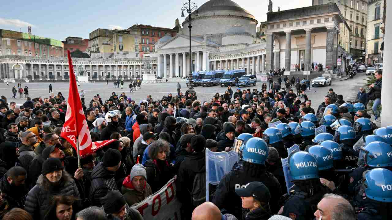 Protesta a Napoli per il reddito di cittadinanza
