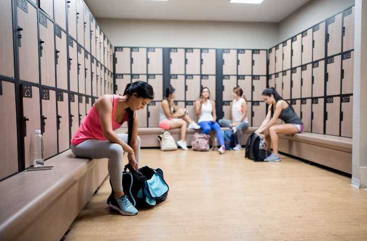 Ragazze in uno spogliatoio di una palestra