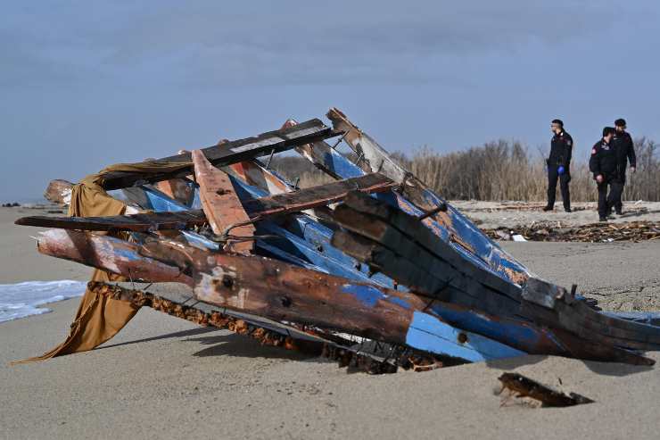 Resti imbarcazione della strage a Crotone