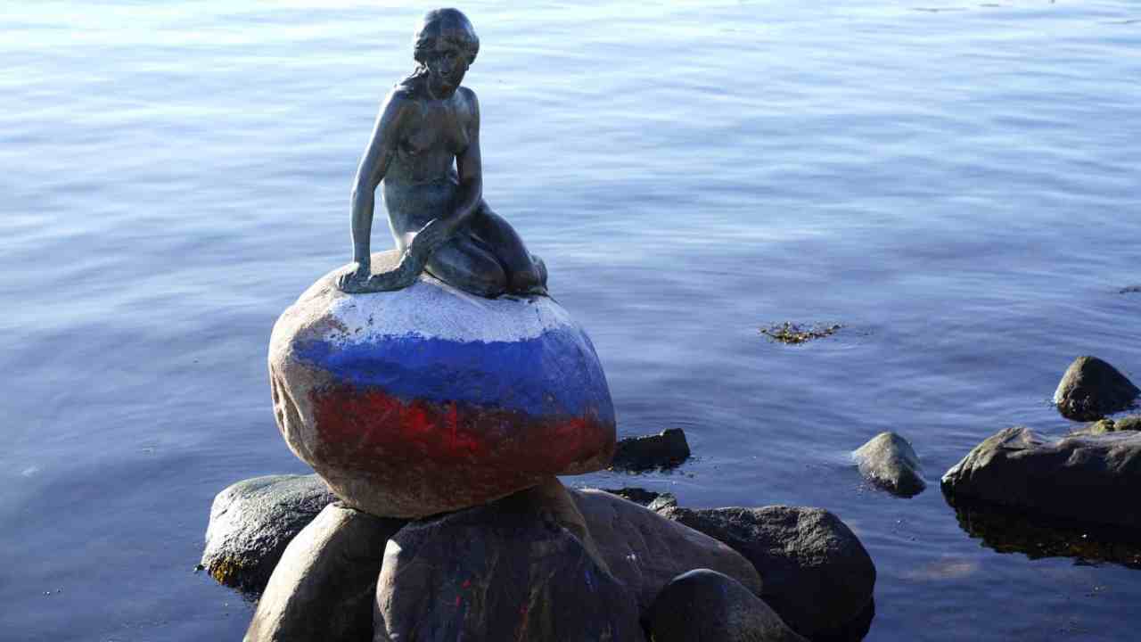 Sirenetta di Copenaghen imbrattata
