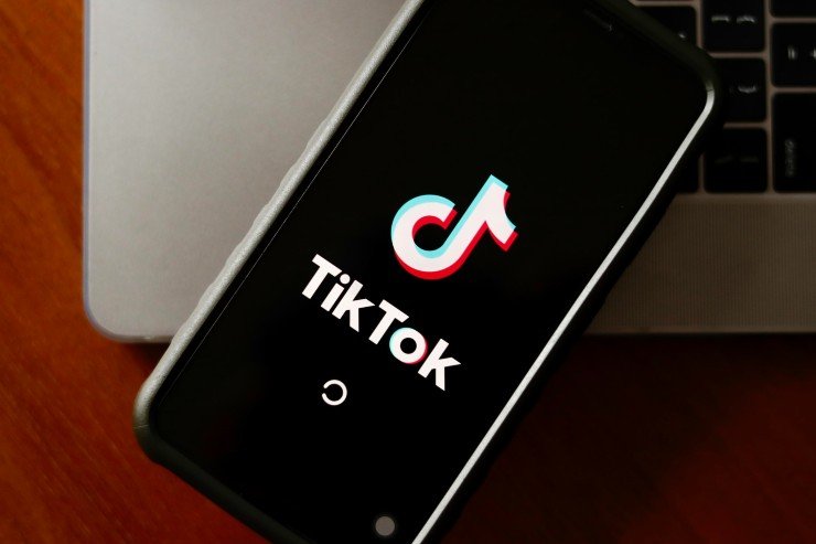 Smarphone con applicazione TikTok