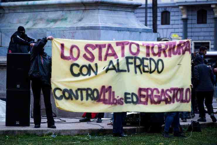 Striscioni a favore di Cospito