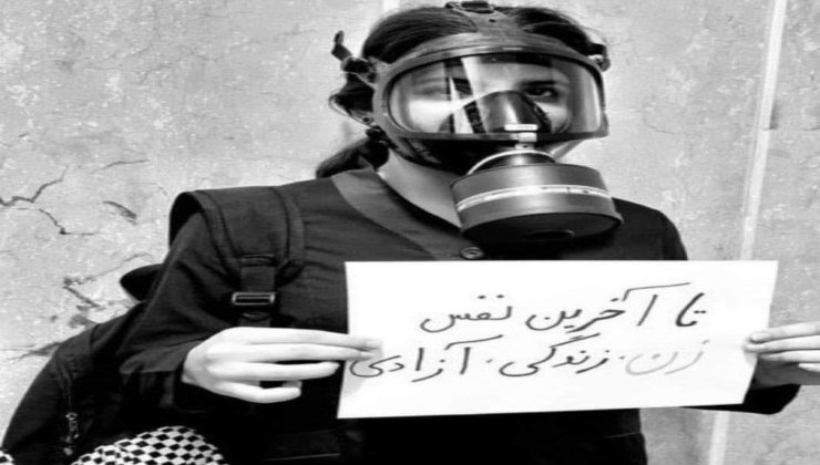 Studentessa iraniana con maschera antigas 