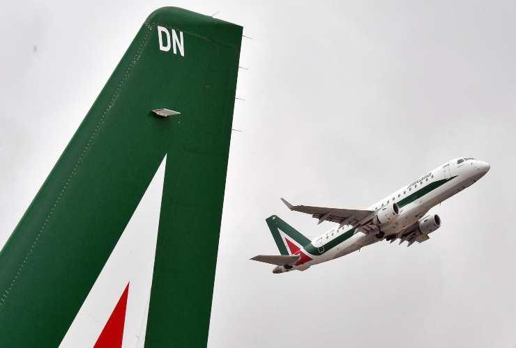 Un aereo di Alitalia decolla dall'aeroporto di Linate