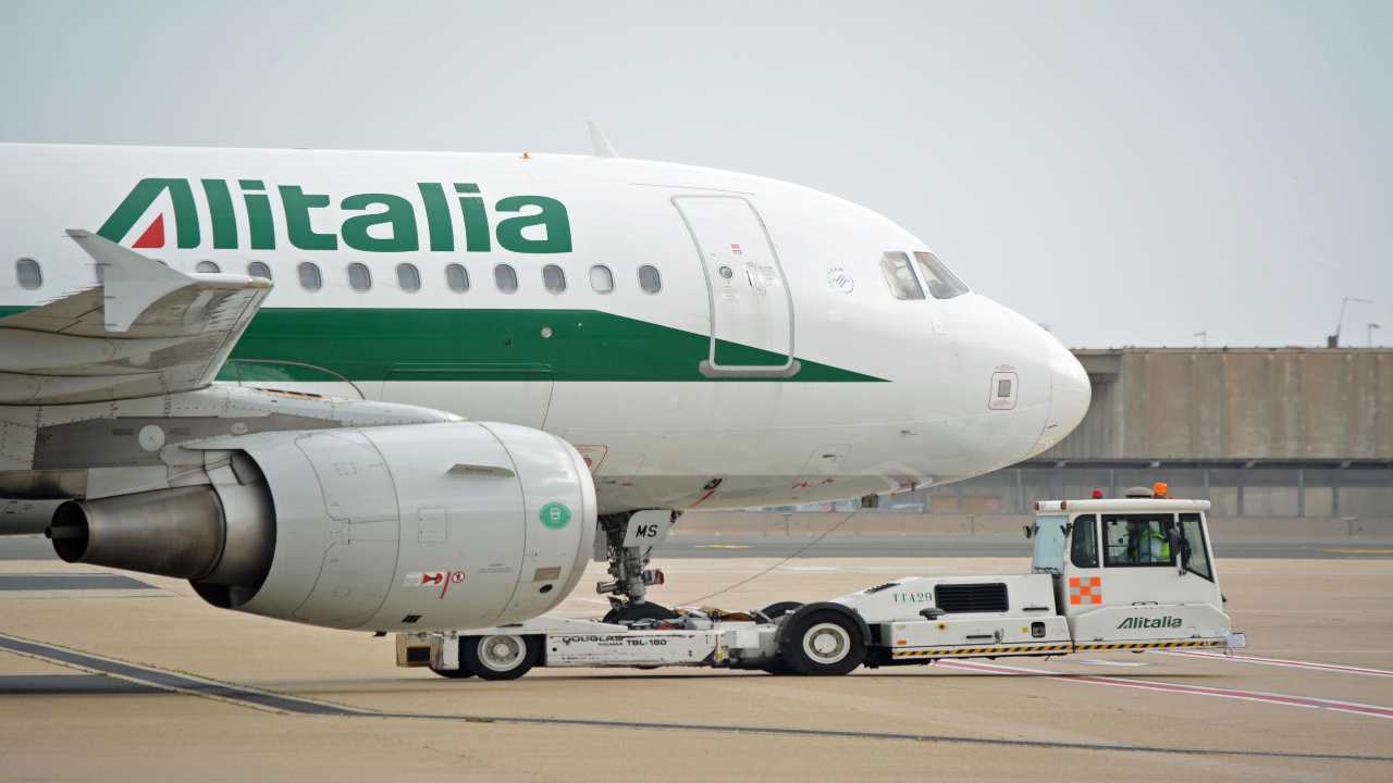 Un aereo di Alitalia in fase di decollo dall'aeroporto di Fiumicino