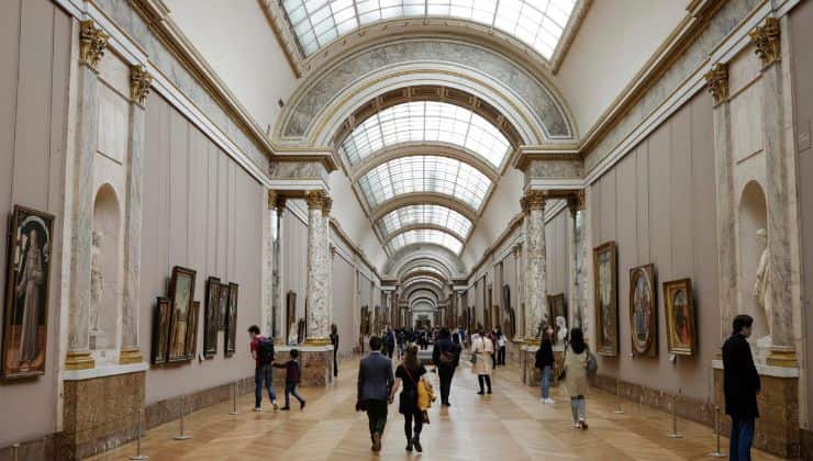 Uno dei maestosi corridoi del Louvre