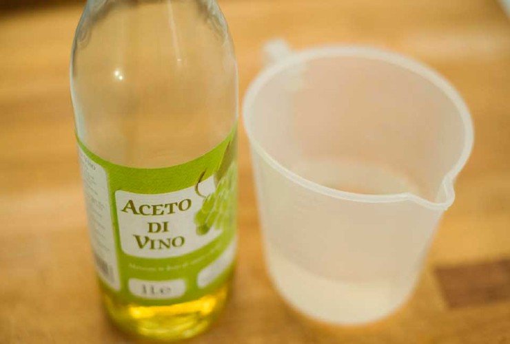 Aceto per eliminare macchie di olio dalla tovaglia