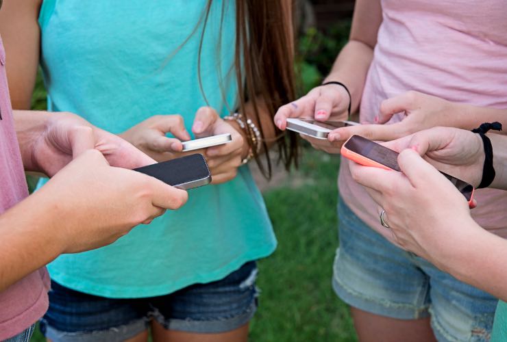 adolescenti al telefono