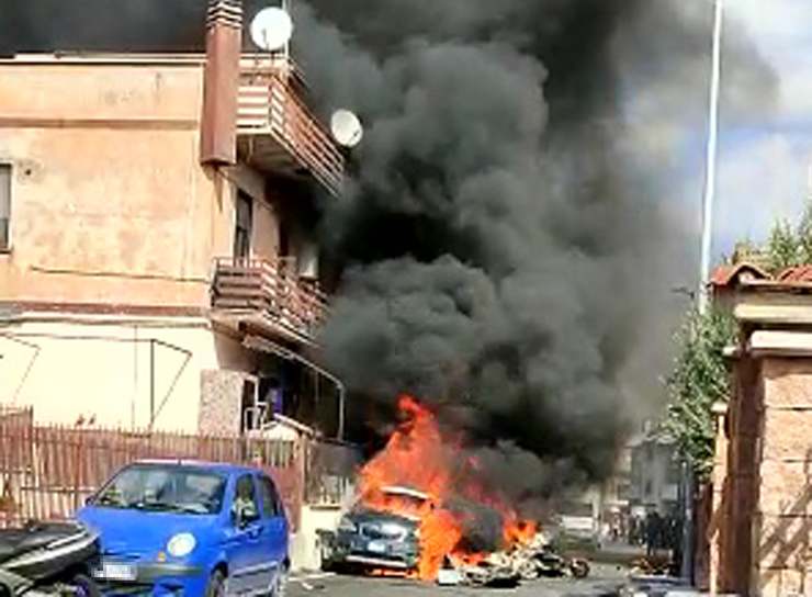 aereo precipitato tra le case 