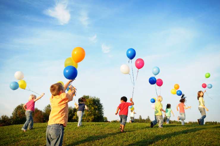 bambini che giocano con i palloncini