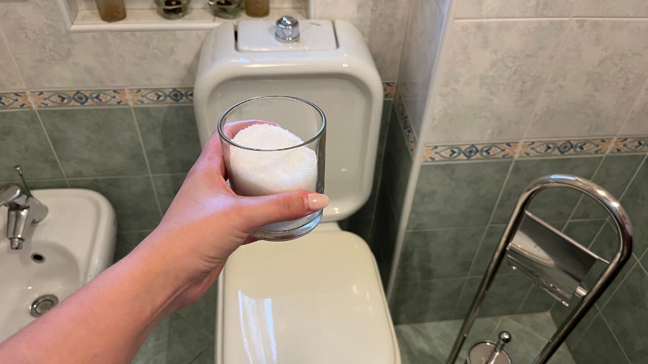 bicchiere di sale in bagno