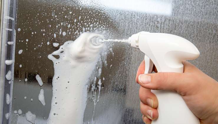 detergente per sgrassare le piastrelle 