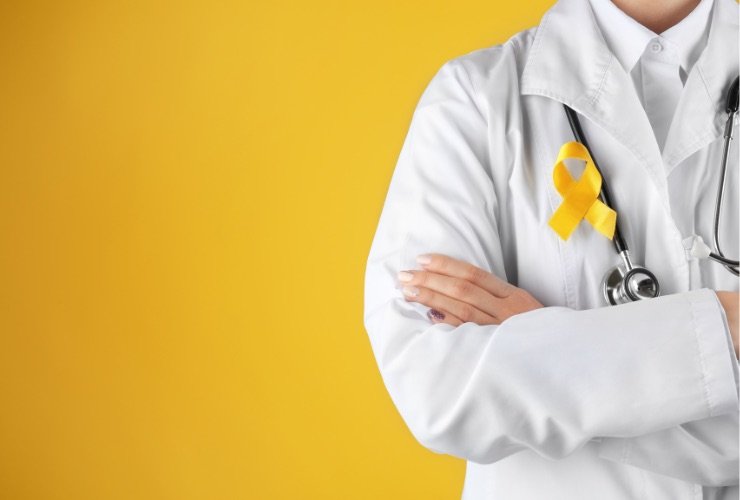 medico con fiocco giallo