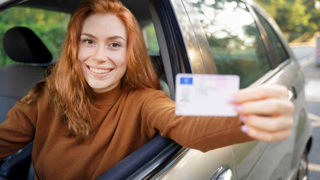 Ragazza che mostra la patente