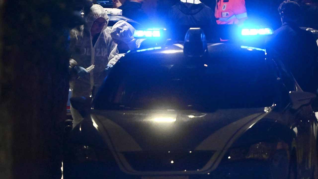 Polizia sulla scena del delitto di Alice Scagni