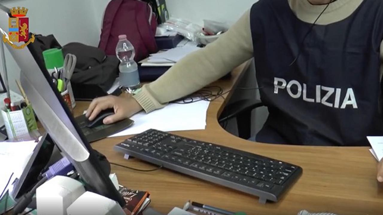 poliziotto al computer