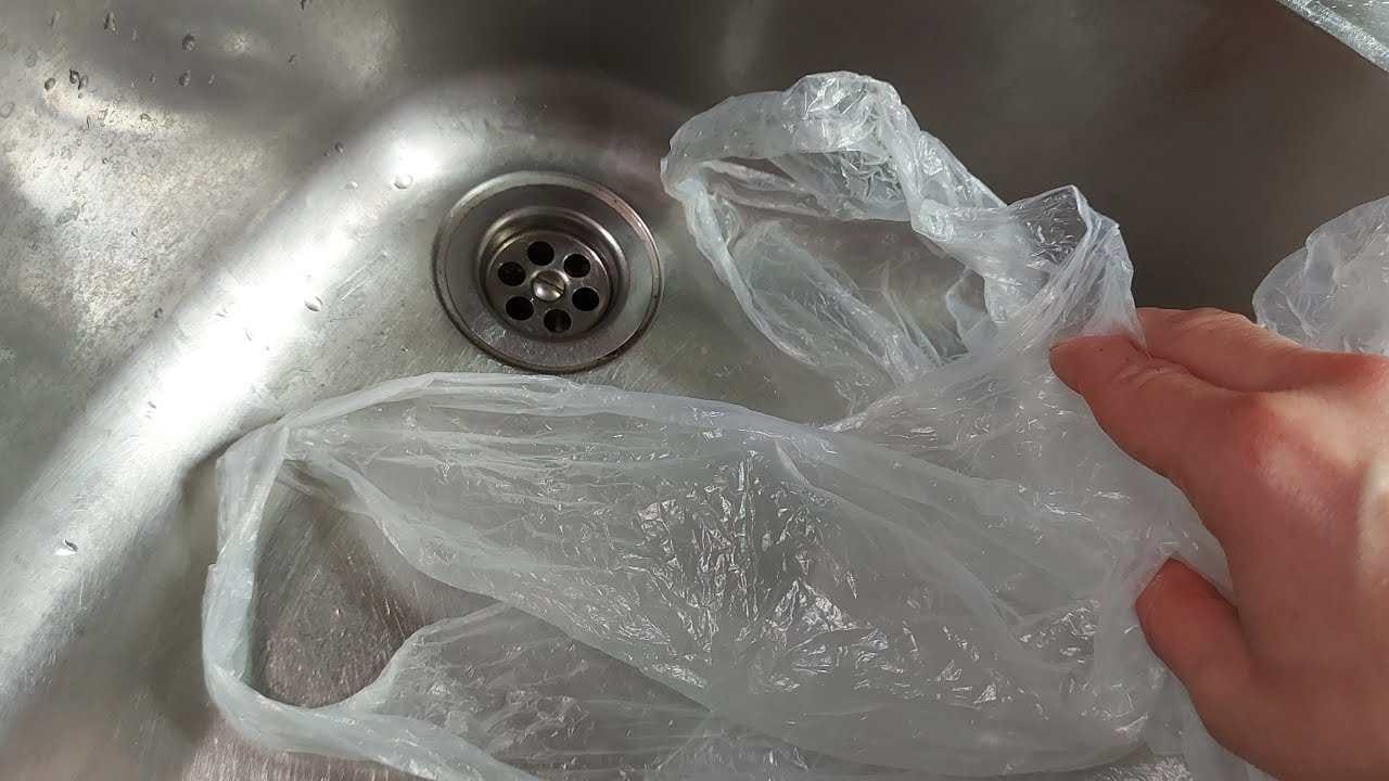 Sacchetto di plastica nello scarico del lavandino