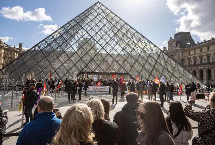 sciopero davanti il Louvre