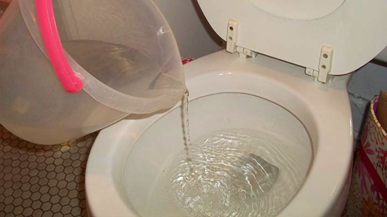 secchio di acqua nel wc