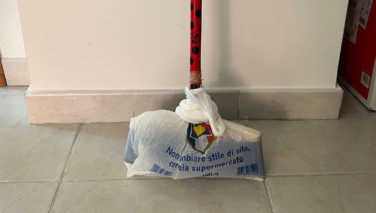 Trucco del sacchetto sulla scopa per una casa pulita