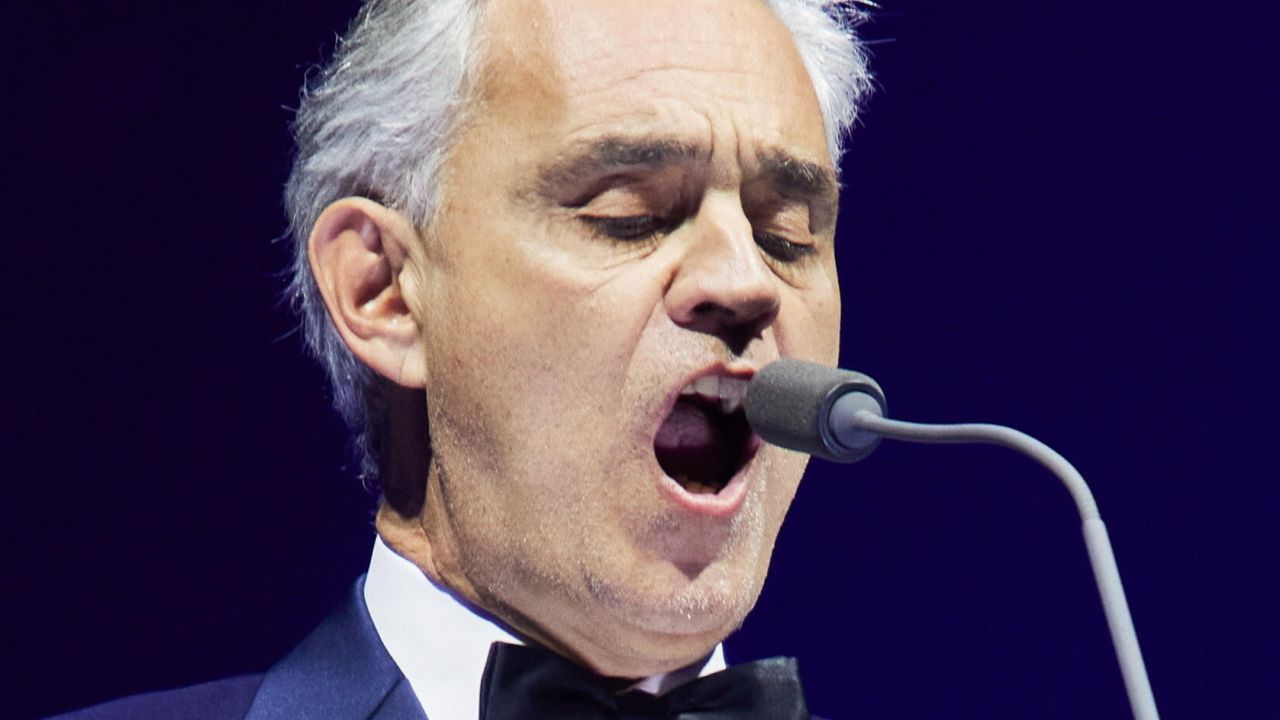 Andrea Bocelli durante un'esibizione