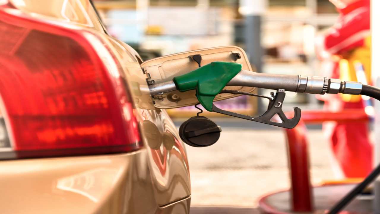 Auto che fa il pieno